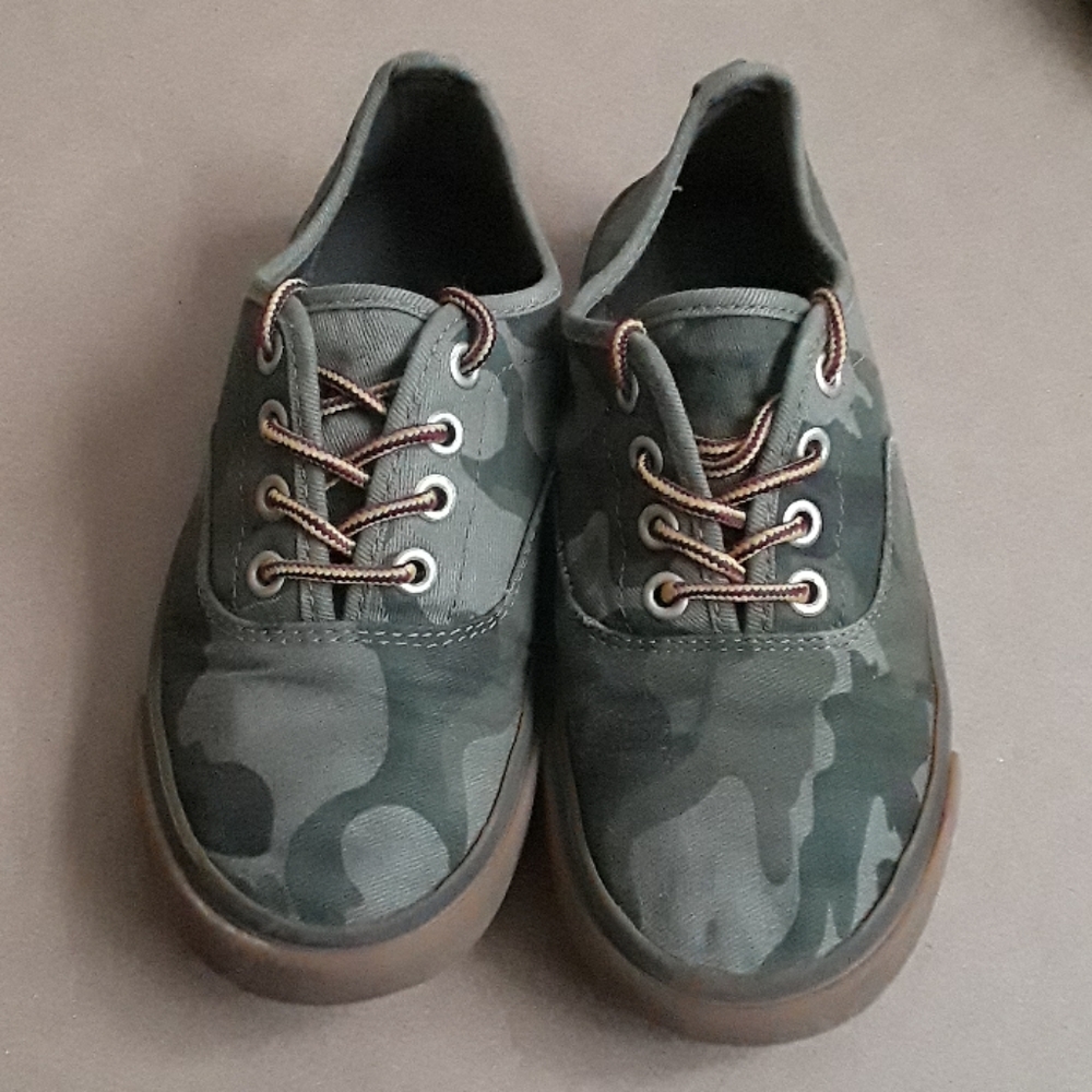 Boys camo canvas shoes